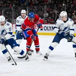 21 janvier 2025; Montréal, Québec, Canada; Michael Eyssimont (23), centre du Lightning de Tampa Bay, défend la rondelle face à Patrik Laine (92), ailier droit des Canadiens de Montréal, durant la première période au Centre Bell.