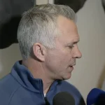 L'entraîneur-chef du Canadien de Montréal, Martin St-Louis, en conférence de presse devant les médias.