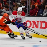 2 février 2025 ; Anaheim, Californie, États-Unis ; le défenseur des Canadiens de Montréal, Jayden Struble (47), manie la rondelle face au centre des Ducks d'Anaheim, Jansen Harkins (38), durant la deuxième période au Honda Center.