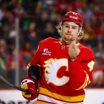 22 octobre 2025; Calgary, Alberta, Canada; Connor Zary (47), centre des Flames de Calgary, face aux Canadiens de Montréal durant la deuxième période au Scotiabank Saddledome.