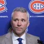 L'entraîneur-chef du Canadien de Montréal, Martin St-Louis, en conférence de presse devant les médias.