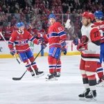 24 mars 2026 ; Montréal, Québec, Canada ; l'attaquant des Canadiens de Montréal Oliver Kapanen (91) célèbre avec ses coéquipiers après avoir marqué un but contre les Hurricanes de la Caroline lors de la première période au Centre Bell.