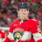 Florida Panthers, ailieur gauche, Brady Tkachuk sur la glace dans le chandail rouge