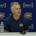 L'entraîneur-chef du Canadien de Montréal, Martin St-Louis, en conférence de presse devant les médias.
