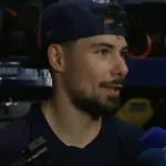 Le défenseur du Canadien de Montréal, Alexandre Carrier, en conférence de presse devant les médias.