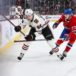14 février 2023 ; Montréal, Québec, Canada ; le joueur de centre des Canadiens de Montréal Kirby Dach (77) défend face à l'ailier droit des Blackhawks de Chicago MacKenzie Entwistle (58) durant la deuxième période au Centre Bell.