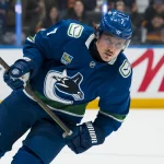 1er octobre 2026 ; Vancouver, Colombie-Britannique, Canada ; l'attaquant des Canucks de Vancouver Brendan Gallagher (7) patine pendant l'échauffement avant un match contre les Oilers d'Edmonton au Rogers Arena.