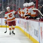 5 novembre 2024 ; Montréal, Québec, Canada ; l'attaquant des Flames de Calgary Connor Zary (47) célèbre avec ses coéquipiers après avoir marqué un but contre les Canadiens de Montréal au cours de la deuxième période au Centre Bell.