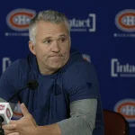 L'entraîneur-chef du Canadien de Montréal, Martin St-Louis, en conférence de presse devant les médias.
