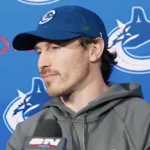 L'attaquant des Canucks de Vancouver, et ancien du Canadien de Montréal, Brendan Gallagher, en conférence de presse devant les médias.