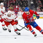 1er avril 2023 ; Montréal, Québec, Canada ; le défenseur des Canadiens de Montréal Johnathan Kovacevic (26) dispute la rondelle à l'ailier droit des Hurricanes de la Caroline Stefan Noesen (23) au cours de la première période au Centre Bell.