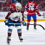 15 janvier 2024 ; Montréal, Québec, Canada ; l'ailier gauche de l'Avalanche du Colorado, Jonathan Drouin (27), observe la situation pendant l'échauffement avant le match contre son ancienne équipe, les Canadiens de Montréal, au Centre Bell.