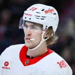10 janvier 2026 ; Montréal, Québec, Canada ; le défenseur des Red Wings de Détroit Simon Edvinsson (77) observe le jeu face aux Canadiens de Montréal durant la troisième période au Centre Bell.