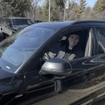 Jacob Fowler, gardien des Canadiens de Montréal est passé chez Blainville Chrysler pour récupérer son nouveau véhicule!