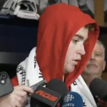 Le gardien du Canadien de Montréal, Jacob Fowler, en point de presse après la défaite des siens.