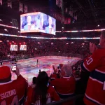 6 octobre 2026 ; Montréal, Québec, Canada ; La foule offre une ovation debout lors de la présentation de l'entraîneur-chef des Canadiens de Montréal, Martin St-Louis, avant le match contre les Hurricanes de la Caroline au Centre Bell.