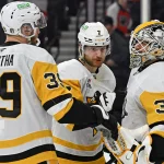 25 avril 2026 ; Philadelphie, Pennsylvanie, États-Unis ; le gardien de but des Penguins de Pittsburgh Arturs Silovs (37) célèbre la victoire avec l'ailier droit Anthony Mantha (39) et le défenseur Ilya Solovyov (7) face aux Flyers de Philadelphie lors du quatrième match du premier tour des séries éliminatoires de la Coupe Stanley 2026, à la Xfinity Mobile Arena.