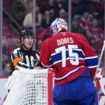 14 décembre 2025 ; Montréal, Québec, Canada ; l'arbitre Brian Pochmara (16) s'entretient avec le gardien des Canadiens de Montréal Jakub Dobes (75) durant la troisième période du match contre les Oilers d'Edmonton au Centre Bell.