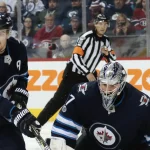 4 novembre 2017 ; Winnipeg, Manitoba, Canada ; le joueur de centre des Jets de Winnipeg Mark Scheifele (55) récupère un rebond devant le gardien des Jets Connor Hellebuyck (37) lors de la troisième période au Bell MTS Centre.