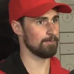 L'attaquant des Red Wings de Detroit, Dylan Larkin, en conférence de presse devant les médias.