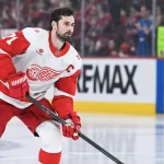 10 janvier 2026 ; Montréal, Québec, Canada ; le joueur de centre des Red Wings de Détroit, Dylan Larkin (71), patine avec la rondelle lors de l'échauffement précédant le match contre les Canadiens de Montréal au Centre Bell.