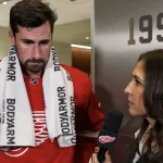 L'attaquant des Red Wings de Detroit, Dylan Larkin, en entrevue à la télévision.