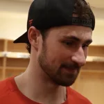 L'attaquant des Red Wings de Detroit, Dylan Larkin, en point de presse d'après-match devant les médias.