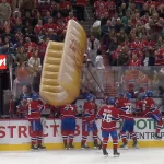Séquence insolite du match entre le Canadien de Montréal et les Red Wings de Detroit, en direct du Centre Bell.