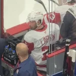 Un geste posé par l'attaquant Dylan Larkin, vers le banc du Canadien de Montréal hier soir.