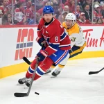 8 octobre 2026 ; Montréal, Québec, Canada ; le défenseur des Canadiens de Montréal Mike Matheson (8) joue la rondelle tandis que l'attaquant des Predators de Nashville Nils Hoglander (21) exerce une pression en zone adverse durant la troisième période au Centre Bell.