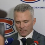 L'entraîneur-chef du Canadien de Montréal, Martin St-Louis, en conférence de presse devant les médias.