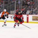 25 septembre 2023 ; Newark, New Jersey, États-Unis ; l\'ailier gauche des Devils du New Jersey, Timo Meier (28), patine vers la rondelle alors qu\'il est poursuivi par le défenseur des Flyers de Philadelphie, Helge Grans (3), durant la deuxième période au Prudential Center.