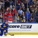 18 mai 2026 ; Buffalo, New York, États-Unis ; le défenseur des Sabres de Buffalo Rasmus Dahlin (26) réagit après avoir perdu un match en prolongation contre les Canadiens de Montréal lors du septième match du deuxième tour des séries éliminatoires de la Coupe Stanley 2026, au KeyBank Center.