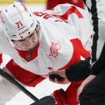 27 mars 2026 ; Buffalo, New York, États-Unis ; le joueur de centre des Red Wings de Détroit, Dylan Larkin (71), attend la mise au jeu lors de la première période du match contre les Sabres de Buffalo au KeyBank Center.