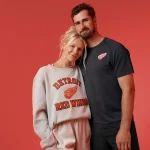 L'attaquant des Red Wings de Detroit, Dylan Larkin, avec sa femme, Kenzy Wolfe.