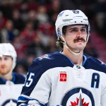3 décembre 2025 ; Montréal, Québec, Canada ; le joueur de centre des Jets de Winnipeg, Mark Scheifele (55), observe le jeu face aux Canadiens de Montréal durant la première période au Centre Bell.