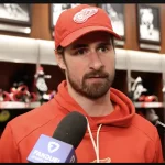 L'attaquant des Red Wings de Detroit, Dylan Larkin, en conférence de presse devant les médias.