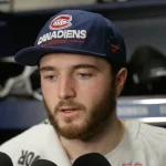 Le défenseur du Canadien de Montréal, Noah Dobson, en conférence de presse devant les médias.
