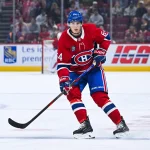 25 septembre 2025 ; Montréal, Québec, Canada ; le défenseur des Canadiens de Montréal David Reinbacher (64) patine face aux Maple Leafs de Toronto durant la troisième période au Centre Bell.