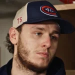 Le gardien du Canadien de Montréal, Jakub Dobes, en conférence de presse devant les médias.