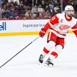 26 janvier 2023 ; Montréal, Québec, Canada ; le joueur de centre des Red Wings de Détroit, Dylan Larkin (71), face aux Canadiens de Montréal lors de la première période au Centre Bell.