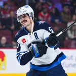3 décembre 2025 ; Montréal, Québec, Canada ; le joueur de centre des Jets de Winnipeg, Mark Scheifele (55), lors de l'échauffement avant un match contre les Canadiens de Montréal au Centre Bell.