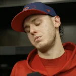 Le gardien du Canadien de Montréal, Jakub Dobes, en conférence de presse devant les médias après la défaite contre les Capitals de Washington.