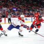14 octobre 2026 ; Washington, District de Columbia, États-Unis ; l'ailier gauche des Canadiens de Montréal, Juraj Slafkovský (20), tente d'atteindre la rondelle devant l'ailier droit des Capitals de Washington, Tom Wilson (43), et le joueur de centre des Capitals, Justin Sourdif (34), durant la troisième période à la Capital One Arena.