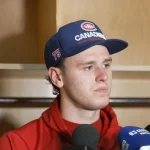 Le gardien du Canadien de Montréal, Jakub Dobes, en conférence de presse devant les médias.