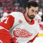 Voici ce que les Red Wings souhaitent obtenir du Canadien en retour de Dylan Larkin 10 octobre 2026 ; Montréal, Québec, Canada ; Dylan Larkin (71), centre des Red Wings de Détroit, observe l\'échauffement avant le match contre les Canadiens de Montréal au Centre Bell.