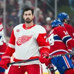 10 octobre 2026 ; Montréal, Québec, Canada ; le joueur de centre des Red Wings de Détroit, Dylan Larkin (71), observe la situation pendant l'échauffement avant le match contre les Canadiens de Montréal au Centre Bell.