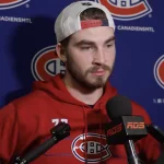 L'attaquant du Canadien de Montréal, Kirby Dach, en conférence de presse devant les médias.
