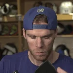 L'attaquant des Oilers d'Edmonton, Connor McDavid, en conférence de presse devant les médias.