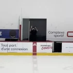 L'attaquant du Canadien de Montréal, Cole Caufield, se fait enfermer sur la patinoire à Brossard